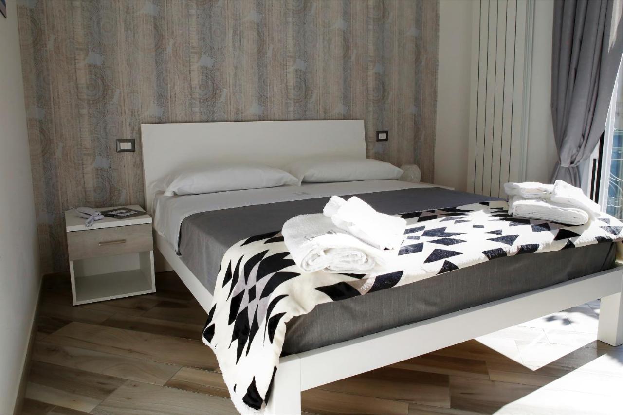 Hermes Rooms For Tourists เนเปิลส์ ภายนอก รูปภาพ